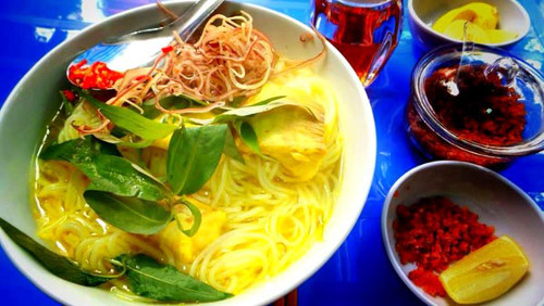 Bún cá An Giang. Bún cá An Giang bắt mắt với màu vàng ươm của cá lóc đồng, bắp chuối cắt mỏng và màu xanh của rau muống và rau răm. Bên cạnh tô bún là cái đầu cá lóc nóng hồi đặc biệt kèm với chén muối ớt và chanh làm cho món bún lại càng thêm hấp dẫn. Bún cá An Giang có nước lèo trong mang vị ngọt của cá và đặc biệt không tanh.