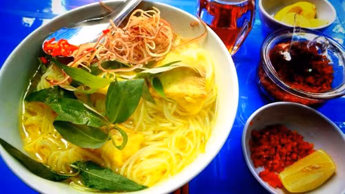 Bún cá An Giang. Bún cá An Giang bắt mắt với màu vàng ươm của cá lóc đồng, bắp chuối cắt mỏng và màu xanh của rau muống và rau răm. Bên cạnh tô bún là cái đầu cá lóc nóng hồi đặc biệt kèm với chén muối ớt và chanh làm cho món bún lại càng thêm hấp dẫn. Bún cá An Giang có nước lèo trong mang vị ngọt của cá và đặc biệt không tanh.