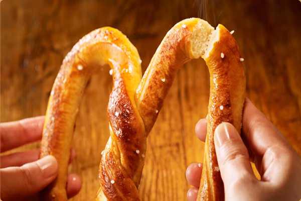 Bánh xoắn pretzels. Loại bánh này chỉ có tác dụng nâng tâm trạng của bạn lên một chút lúc ăn và sẽ ném bạn ngay xuống đất ngay sau đó. Stress đã khiến nồng độ glucozo trong máu tăng cao, nếu bạn cứ tiếp tục cung cấp thêm đường thì nồng độ này sẽ càng tăng cao hơn và dẫn đến nguy cơ tiểu đường.