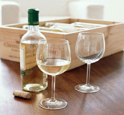 Rượu. Thức uống này có thể khử mùi tanh và tạo hương thơm đặc biệt. Trong những món yêu cầu có rượu, chị em chỉ nên cho một nửa, phần còn lại khi khi thức ăn gần chín mới cho tiếp. Thời gian thích hợp nhất để cho rượu tùy thuộc từng nguyên liệu. Ví dụ cá kho, tôm, xào thịt nên cho rượu vào lúc thức ăn đã chín, các món hầm, lẩu, súp… nên cho rượu vào lúc đang sôi.