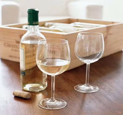 Rượu. Thức uống này có thể khử mùi tanh và tạo hương thơm đặc biệt. Trong những món yêu cầu có rượu, chị em chỉ nên cho một nửa, phần còn lại khi khi thức ăn gần chín mới cho tiếp. Thời gian thích hợp nhất để cho rượu tùy thuộc từng nguyên liệu. Ví dụ cá kho, tôm, xào thịt nên cho rượu vào lúc thức ăn đã chín, các món hầm, lẩu, súp… nên cho rượu vào lúc đang sôi.