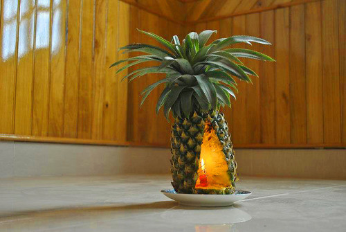 Khi nấu ăn bạn có thể đốt nến không mùi để gần nơi nấu ăn để khử bớt mùi.