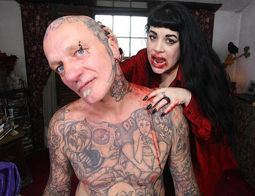 Uống máu người. Bà Julia Caples, sống tại bang Pennsylvania, nước Mỹ có sở thích uống máu từ những người hiến tặng hơn 30 năm nay. Julia cho biết việc uống máu người giúp bà cảm thấy khỏe mạnh hơn, xinh đẹp hơn.