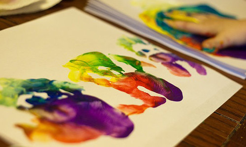 5. Trẻ học vẽ bằng ngón tay. Đây là trò chơi dành cho các bé từ 2 tuổi trở lên - khi bé cầm bút chưa thạo mà lại thích vẽ, mẹ chỉ cần lưu ý chọn màu vẽ an toàn cho con (màu có nguồn gốc thực phẩm) và lót một tấm thảm trước khi cho con chơi để các bé không dây bẩn ra nhà. Trò chơi này sẽ giúp kích thích sự sáng tạo và tự do thể hiện ý nghĩ của trẻ.