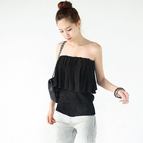 Áo quây. Áo quây là xu hướng được các chị em chọn lựa được nhiều trong những ngày hè, giúp phái đẹp cảm nhận rõ nhất sự "ve vuốt" của nắng gió trên phần vai và lưng. Thậm chí, nó còn làm người mặc trở nên gợi cảm hơn. Song hầu hết đàn ông đều không thích, bởi khi mặc, các chị em thường mặc áo ngực không dây. Các chàng cho rằng vòng 1 của phái đẹp sẽ hoàn hảo hơn khi mặc một chiếc áo nịt ngực đầy đủ. Áo quây. Áo quây là xu hướng được các chị em chọn lựa được nhiều trong những ngày hè, giúp phái đẹp cảm nhận rõ nhất sự "ve vuốt" của nắng gió trên phần vai và lưng. Thậm chí, nó còn làm người mặc trở nên gợi cảm hơn. Song hầu hết đàn ông đều không thích, bởi khi mặc, các chị em thường mặc áo ngực không dây. Các chàng cho rằng vòng 1 của phái đẹp sẽ hoàn hảo hơn khi mặc một chiếc áo nịt ngực đầy đủ.