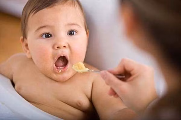 Nhu cầu sữa của trẻ ít đi khiến cơ thể người mẹ cũng không còn sản xuất được nhiều nữa. Rất nhiều nghiên cứu đã chỉ ra rằng, những trẻ ăn dặm sớm thường có xu hướng cai sữa sớm hơn những bé khác.