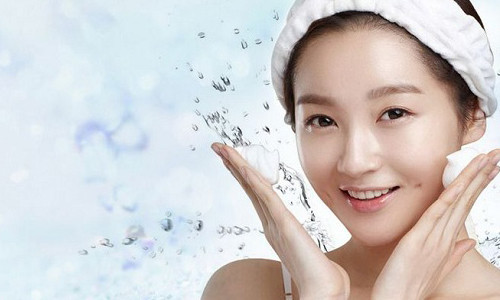 5. Rửa mặt. Lần lượt rửa mặt bằng nước nóng và nước lạnh, dùng khăn hoặc bàn tay xoa nước lan dần ra khắp khuôn mặt. Rửa mặt theo cách này sẽ giúp tuần hoàn máu trên mặt, tránh nguy cơ bị phù thũng.