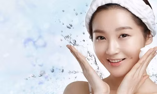 5. Rửa mặt. Lần lượt rửa mặt bằng nước nóng và nước lạnh, dùng khăn hoặc bàn tay xoa nước lan dần ra khắp khuôn mặt. Rửa mặt theo cách này sẽ giúp tuần hoàn máu trên mặt, tránh nguy cơ bị phù thũng.