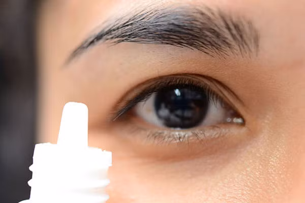 Quạt gió cũng có thể làm mờ mắt, vì vậy hãy cẩn thận với quạt trong phòng ngủ. Khi ngủ, tay hoặc cánh tay đè lên mắt cũng không tốt vì nó có thể gây áp lực, chèn ép lên mô và hạn chế lưu thông máu trong nhãn cầu dẫn tới tình trạng mờ mắt khi bạn thức dậy.