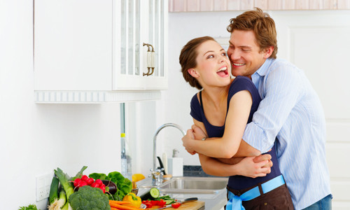 3. Hãy nấu cơm cho chàng ăn. Hành động thường khiến cho người đàn ông dễ cảm thấy rung động nhất chính là việc bạn đích thân vào bếp nấu cơm cho chàng ăn. Nếu một ngày nào đó chàng nói với bạn rằng “anh không thể về nhà muộn, và cũng không thể nào ngủ được nếu như chưa ăn cơm do em nấu”. Đó là lúc mà bạn đã trở thành một phần không thể thiếu trong trái tim của chàng. Khi bạn trở thành vợ chàng và mỗi khi bữa cơm tới, chàng sẽ rót vào tai bạn những lời mật ngọt.