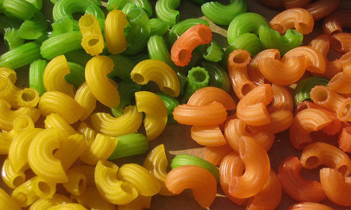 7. Chơi với mì nui. Mì nui nhiều màu sắc là “đồ chơi” được rất nhiều các ông bố bà mẹ sử dụng. Chỉ với một ít mì nui thôi là mẹ có thể dạy cho bé cách nhận biết màu sắc, độ đậm nhạt. Với bé lớn hơn một chút thì mẹ có thể dạy bé cách sử dụng mì nui để tạo các hình khối như hình vuông, tròn, tam giác… hay thành hình các con thú. Như vậy, mẹ có thể vừa dạy bé về hình khối lại vừa luyện sự khéo léo của đôi tay cho bé.