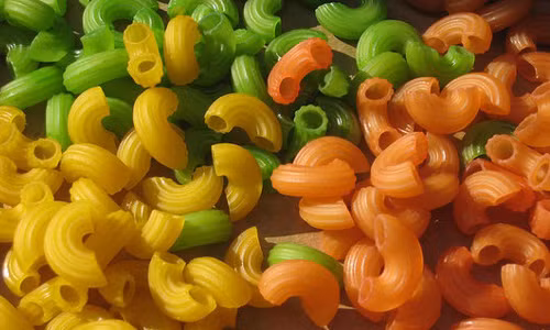 7. Chơi với mì nui. Mì nui nhiều màu sắc là “đồ chơi” được rất nhiều các ông bố bà mẹ sử dụng. Chỉ với một ít mì nui thôi là mẹ có thể dạy cho bé cách nhận biết màu sắc, độ đậm nhạt. Với bé lớn hơn một chút thì mẹ có thể dạy bé cách sử dụng mì nui để tạo các hình khối như hình vuông, tròn, tam giác… hay thành hình các con thú. Như vậy, mẹ có thể vừa dạy bé về hình khối lại vừa luyện sự khéo léo của đôi tay cho bé.