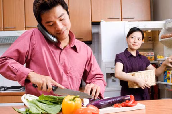 7. Chia sẻ khó khăn với chồng. Luôn cố gắng san sẻ việc chăm sóc con với chồng bạn. Điều này sẽ giảm một nửa nguy cơ lây bệnh từ con và bạn cũng có cơ hội cân bằng giữa việc này việc kia.