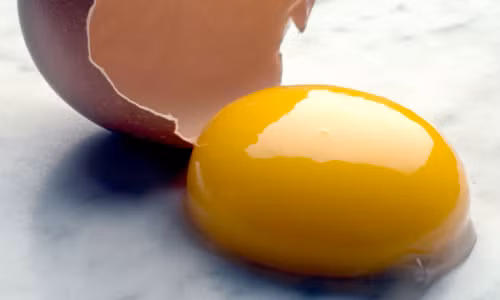 Muốn bé cao hơn. Nếu bạn và chồng mình có chiều cao hơi khiêm tốn thì bạn hoàn toàn có thể cải thiện vóc dáng của bé khi ra đời bằng cách bổ sung thật nhiều vitamin D cho cơ thể. Vitamin D có thể thúc đẩy tăng trưởng xương, khiến chiều cao tăng lên. Bạn có thể thấy rõ điều này nhât ở những em bé sơ sinh, nếu trẻ được ăn nhiều chất dinh dưỡng từ các loại tôm khô, lòng đỏ trứng, gan động vật thì bé sẽ lớn rất nhanh.