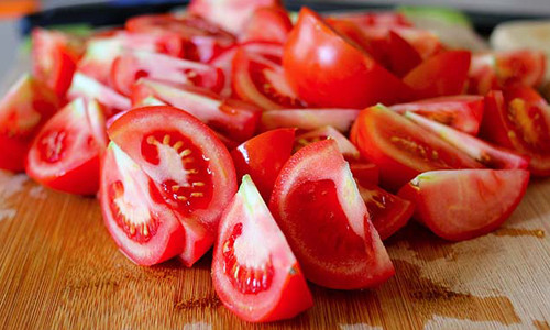 Giúp da bé mịn màng Vitamin A giúp bảo vệ các tế bào biểu mô, do đó giúp cho làn da của bé được sáng bóng và mịn màng. Bạn có thể bổ sung vitamin A cho cơ thể bằng cách ăn nhiều rau xanh, trái cây, dầu thực vật để vừa đảm bảo sức khỏe mà lại giúp làn da của bé đẹp hơn.