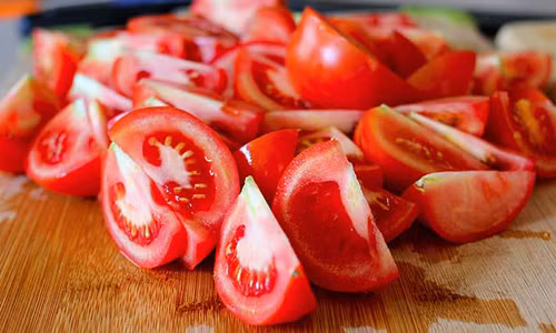 Giúp da bé mịn màng Vitamin A giúp bảo vệ các tế bào biểu mô, do đó giúp cho làn da của bé được sáng bóng và mịn màng. Bạn có thể bổ sung vitamin A cho cơ thể bằng cách ăn nhiều rau xanh, trái cây, dầu thực vật để vừa đảm bảo sức khỏe mà lại giúp làn da của bé đẹp hơn.