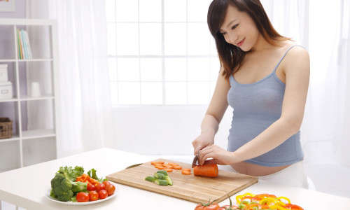 Muốn bé có mái tóc mượt Một em bé, nhất là bé gái với những lọn tóc mượt mà là mong muốn của nhiều ông bố bà mẹ. Điều này chẳng khó vì bạn hoàn toàn có thể biến mong ước đó thành hiện thực bằng cách bổ sung vitamin B cho mình ngay trong thời gian mang bầu. Nếu tóc của cha mẹ có dấu hiệu nhanh bạc hoặc cứng sợi, vậy các thai phụ càng nên ăn nhiều thực phẩm có chứa vitamin B. Vitamin B được chứa nhiều trong những loại thực phẩm như thịt nạc, cá, gan động vật, sữa, bánh mì, đậu, trứng, cỏ biển, mè, bắp và rau xanh. Những loại thực phẩm này không chỉ giúp cho tóc của em bé khi ra đời có màu đen bóng mà còn mượt và khỏe.