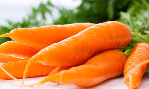 Muốn bé có thị lực tốt. Ngoài những nhân tố như di truyền ảnh hưởng thì bạn có thể giúp bé phát triển thị lực bằng cách bổ sung nhiều hơn vitamin A cho cơ thể. Hãy ăn lòng đỏ trứng, sữa, dầu gan cá tuyết, cà rốt, táo, vv. Đặc biệt vitamin gan A có trong cà rốt cũng có thể thúc đẩy tăng hemoglobin, do đó tăng nồng độ của máu giúp sản sinh lượng hồng cầu tốt