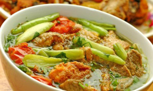 Bún cá Quỳnh Côi (Thái Bình). Điểm đặc biệt nhất của món ăn là ngoài sợi bún gạo trắng mỏng còn là thứ bánh đa vừa dai vừa mềm. Nước dùng có thêm chút gừng nên có vị hơi cay nhẹ, rau thì là làm nên hương thơm của tô bún.