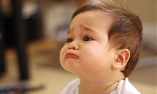 Để giúp trẻ giải tỏa cảm giác ức chế và hạn chế cáu giận có rất nhiều cách, tuy nhiên việc áp dụng những phương pháp này lại không giống nhau khi áp dụng với từng đứa trẻ. Giáo sư Gaile của trường Đại học Minnesota cho biết rằng: “Việc cắn móng tay của ngón cái, chùm trong chăn kín hoặc ngồi trong lòng mẹ để lắng nghe một câu chuyện có thể giúp trẻ bình tĩnh trở lại. Trong khi đó, ở một số trẻ em khác thì lại phải hét lên để giải tỏa cảm xúc, nếu không trẻ có thể thích đập phá đồ đạc”.