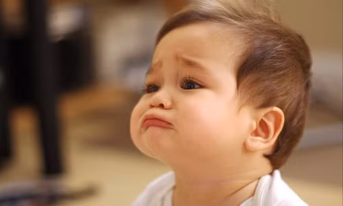 Để giúp trẻ giải tỏa cảm giác ức chế và hạn chế cáu giận có rất nhiều cách, tuy nhiên việc áp dụng những phương pháp này lại không giống nhau khi áp dụng với từng đứa trẻ. Giáo sư Gaile của trường Đại học Minnesota cho biết rằng: “Việc cắn móng tay của ngón cái, chùm trong chăn kín hoặc ngồi trong lòng mẹ để lắng nghe một câu chuyện có thể giúp trẻ bình tĩnh trở lại. Trong khi đó, ở một số trẻ em khác thì lại phải hét lên để giải tỏa cảm xúc, nếu không trẻ có thể thích đập phá đồ đạc”.