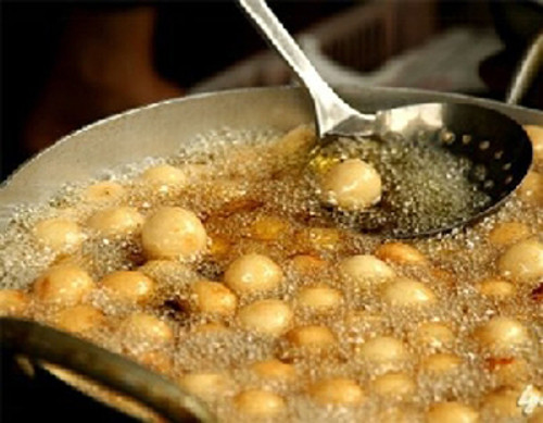 Bánh rán. Bánh được làm từ bột mì pha đặc thêm chút đường, muối, hành lá rồi đổ từng thìa vào chảo mỡ sôi già để rán. Khi rán bánh này người bán hàng phải luôn tay dùng thìa và đũa để kéo cho bánh nở rộng và không bị co lại khiến cho bánh có độ giòn tan, ăn vào nghe rất vui tai.