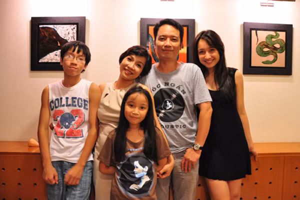 Các con của nữ Diva nổi tiếng này cũng từng phải dùng lại đồ của bố mẹ vì món đồ đó còn tốt. Ngoài ra, Mỹ Linh kể“Thất bại gần đây nhất của tôi là vụ kinh doanh giày dép. Không phải sở trường, không có đủ thời gian nên mình phải đóng cửa là điều dễ hiểu”. Với thất bại ấy, Mỹ Linh không giấu diếm mà phân tích cho các con nghe để chúng không lặp lại sai lầm của mẹ.