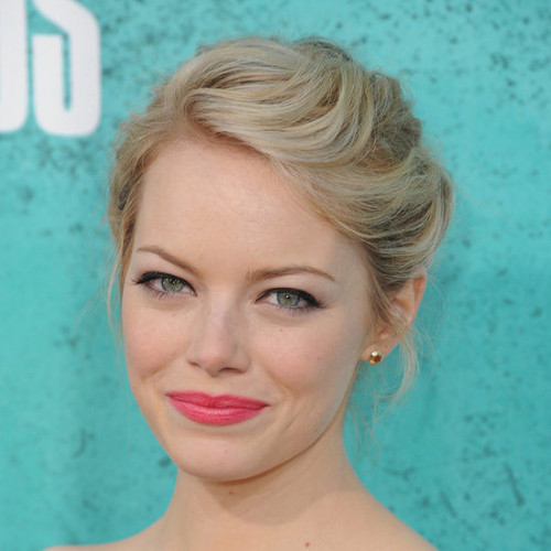 Emma Stone là ngôi sao trẻ được đánh giá có phong cách thời trang đẹp nhất hiện nay. Cô gây ấn tượng với màu mắt xanh, tóc vàng và đặc biệt là phong cách trang điểm môi hồng trẻ trung và quyến rũ.
