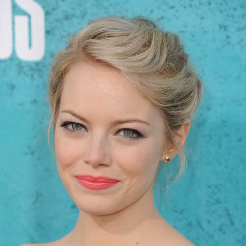 Emma Stone là ngôi sao trẻ được đánh giá có phong cách thời trang đẹp nhất hiện nay. Cô gây ấn tượng với màu mắt xanh, tóc vàng và đặc biệt là phong cách trang điểm môi hồng trẻ trung và quyến rũ.