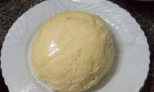 Bước 4: Nhồi bột thành khối tròn và dùng màng nilon bọc kín. Sau đó để bột vào ngăn mát tủ lạnh khoảng chừng từ 20 đến 30 phút.