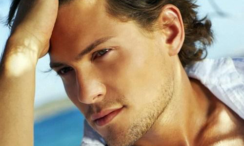 1.Giàu tình cảm. Hầu hết mọi người đều cho rằng, đàn ông thì ít có cảm xúc và cũng ít khi biểu lộ cảm xúc của mình ra ngoài. Tuy nhiên, thông qua những điều tra ở các bé trai và gái tại các trường tiểu học, các nhà khoa Thụy Điển đã nhận thấy rằng, chỉ số về tình cảm của các bé trai cao hơn các bé gái rất nhiều. Cùng với quá trình trưởng thành, dưới ảnh hưởng của sự giáo dục trong gia đình cũng như môi trường sống nên tính cách của các bé trai này sẽ có nhiều thay đổi.