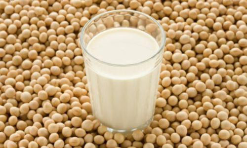 Sữa đậu nành. Sữa đậu nành là một trong những thức uống khá phổ biến làm từ đậu tương, vị mát, hơi ngậy. Chế biến sữa đậu nành không quá khó. Cách đơn giản nhất mà ai cũng có thể làm được là xay hạt đậu tương rồi lọc phần đã xay lấy nước. Đun sôi nước này lên là có sữa đậu nành.