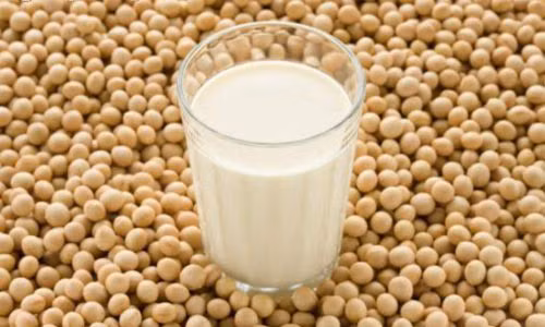 Sữa đậu nành. Sữa đậu nành là một trong những thức uống khá phổ biến làm từ đậu tương, vị mát, hơi ngậy. Chế biến sữa đậu nành không quá khó. Cách đơn giản nhất mà ai cũng có thể làm được là xay hạt đậu tương rồi lọc phần đã xay lấy nước. Đun sôi nước này lên là có sữa đậu nành.