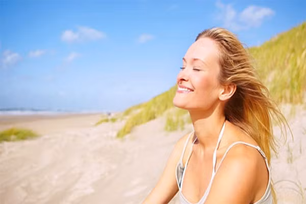 1. Hoạt động nhiều vào buổi sáng. Thiếu ánh nắng mặt trời, ngày cũng trở nên ngắn và nhanh đến đêm hơn. Đây là nguyên nhân khiến tâm trạng bạn rơi vào uể oải, mệt mỏi. Chứng bệnh này được gọi là“rối loạn cảm xúc theo mùa” (SAD).