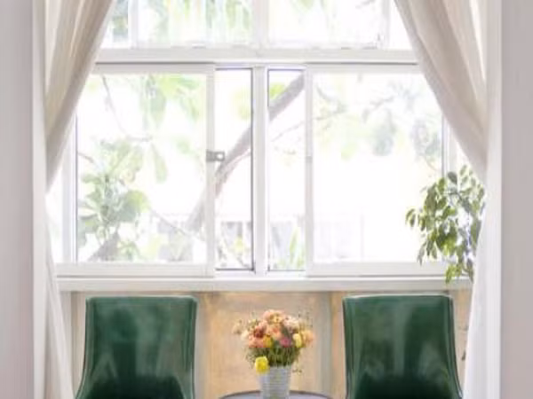 Bạn hãy đánh bại tâm trạng này bằng cách ở ngoài trời ít nhất 30 phút vào buổi sáng sớm khi ánh sáng ban ngày mạnh nhất. Ngay cả vào một ngày u ám, ánh sáng ngoài trời cũng luôn gấp 500 đến 1000 lần trong phòng. Nghiên cứu cho thấy, phơi sáng là cách tốt nhất chúng ta lập lại trật tự đồng hồ sinh học và chiến đấu với chứng SAD.