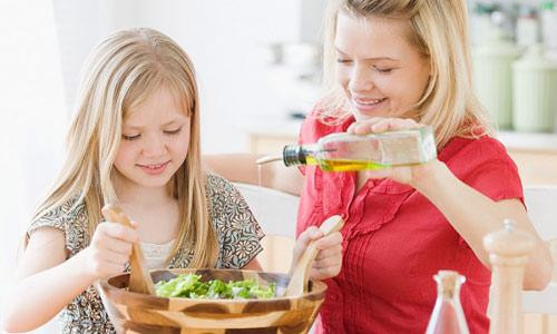 Không nên ăn tập trung một loại thức ăn nhất định, sẽ dễ gây cho con cảm giác chán ăn, đồng thời kết hợp các loại thức ăn hiệu quả để hệ tiêu hóa của con hấp thụ được một cách tối đa.