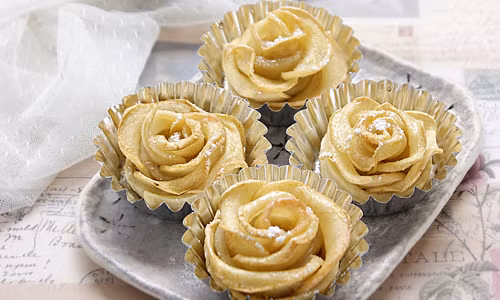 3. Đĩa vuông hoặc hình chữ nhật. Với các loại đĩa vuông hoặc đĩa hình chữ nhật, chúng ta không nên dùng rau, củ, quả để trang trí theo vòng cung hoặc vòng tròn, vì như vậy sẽ tạo ra các góc trống trên đĩa, tạo cảm giác đĩa ăn không đầy đặn. Với hai loại đĩa này, tốt nhất là nên trang trí dọc theo lòng đĩa hoặc các đường viền xung quanh.