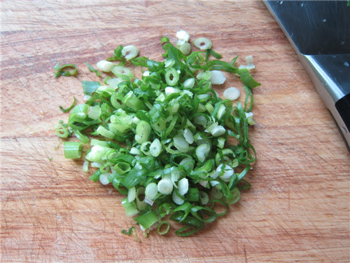 Bước 1: Hành tươi thái nhỏ.