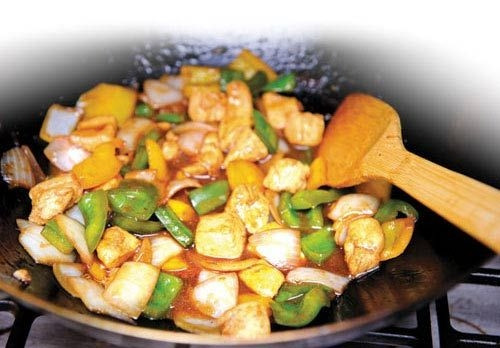 Với món thịt xào rau củ, hãy xào rau củ trước, trút ra để riêng, kế tiếp xào thịt. Cuối cùng trộn thịt và rau củ lại, đảo đều tay.