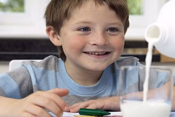 Trẻ từ 2 đến 4 tuổi. Trẻ độ tuổi này thực sự muốn hình dung ra thế giới đang diễn ra như thế nào, và cách chúng có thể tham gia vào thế giới đó. Ở độ tuổi này, trẻ thường biểu hiện bướng và có tính chống đối. Vì vậy mẹ không nên ép trẻ làm bất cứ điều gì bao gồm cả việc uống sữa. Mẹ nên đặt ra một lịch trình giờ giấc uống sữa để tạo tâm lý cho trẻ rằng, “à đã đến giờ phải uống sữa”