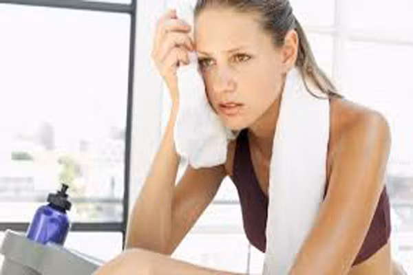 Không có mồ hôi. Khi không ra mồ hôi đừng vội mừng. Hiện tượng tuyến mồ hôi tiết ra ít hoặc cơ thể không sinh ra mồ hôi có thể là triệu chứng của một số bệnh như vảy cá, khô da, xơ cứng bì… hoặc dị ứng thuốc.