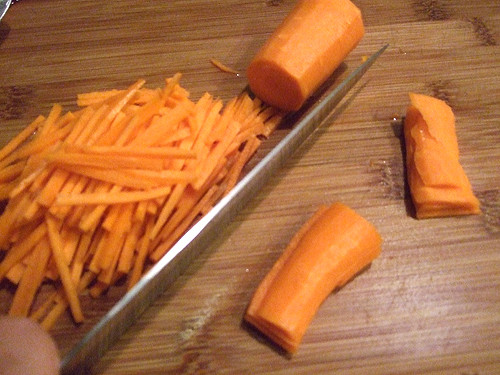 Kỹ năng thái chỉ. Cắt thực phẩm thành những lát có độ dày khoảng 3mm, sau đó xếp chồng các lát lên nhau và thái chỉ. Bạn nên giữ nhịp thái liên tục, như vậy thực phẩm sẽ được thái đều hơn.