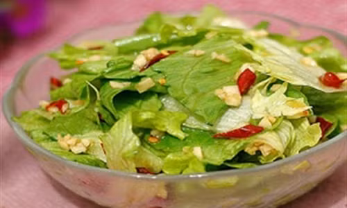 Salad rau diếp và rau cải. Món salad này rất hợp trong những ngày thu se lạnh. Rửa sạch rau diếp thái sợi, rau cải cắt khúc và để vào đĩa ướp chút muối và để một lúc rồi để cho ráo. Làm nước gia vị gồm mù tạt, nước cốt chanh và giấm. Thêm chút muối và hạt tiêu, một chút dầu ô liu. Để rau diếp và cải vào đĩa, rồi rưới đều nước gia vị là có thể dùng được. Món salad này dễ ăn và thanh đạm.