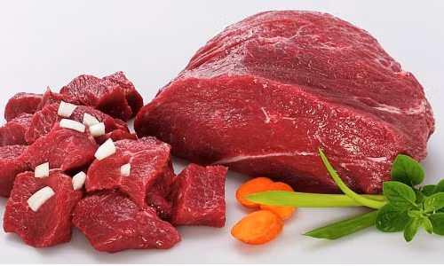 6. Ăn quá nhiều thịt đỏ. Ăn quá nhiều thịt đỏ khiến bạn dễ bị mắc các căn bệnh như ung thư vú, ung thư dạ dầy.Mỗi tuần bạn chỉ nên ăn nhiều nhất là khoảng 500 gram thịt đỏ và cũng hạn chế ăn các loại thực phẩm chế biến sẵn vì nó không tốt cho sức khoẻ của bạn.