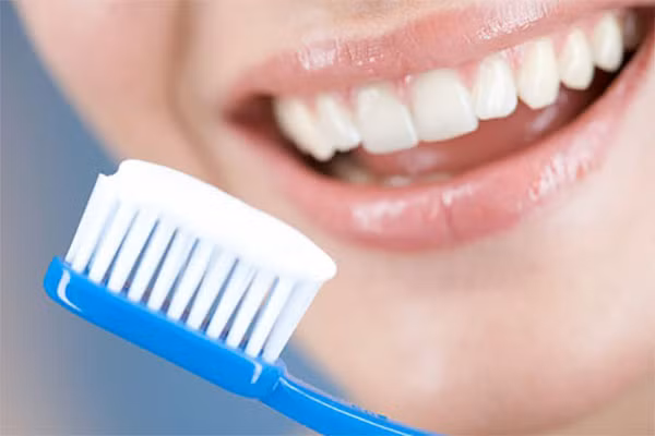 Vậy bạn phải làm sao? Hãy đợi sau bữa ăn 40 phút mới đánh răng. Hoặc súc miệng với nước sạch trước khi đánh răng để các axit còn trong khoang miệng tan hết.