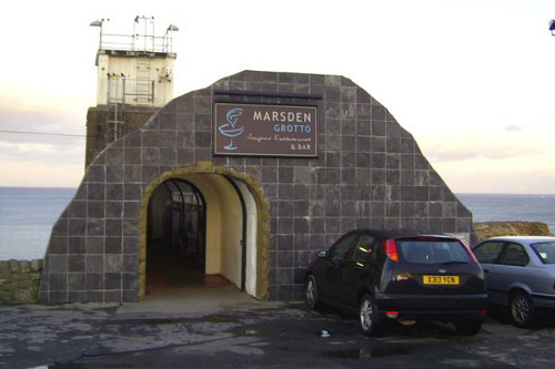 Nhà hàng Marsden Grotto, Anh. Marsden Grotto nằm ​​trên bờ biển South Shields, từng bị đồn có ma ám. Có khách hàng đến đây đã nhìn thấy gạt tàn thuốc tự bay và đập vào bức tường một cách khó hiểu.