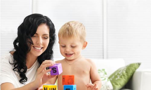 Việc giao cho trẻ một “nhiệm vụ” sẽ giúp bộ não hoạt động tốt và trẻ có thể nhớ lâu hơn. Ví dụ, bạn có thể kể cho trẻ nghe một câu chuyện, sau đó nói với trẻ rằng bé có nhiệm vụ kể lại câu chuyện này cho người ở nhà nghe. Khi đi đường, đi cầu thang, bạn cũng có thể cùng trẻ đếm số cây xanh hoặc số bậc cầu thang. Sau đó, hãy nói rằng trẻ phải nhớ vì lần sau bố hoặc mẹ sẽ hỏi lại. Mục đích của việc làm này chính là tạo ra sự hưng phấn giúp kích thích các dây thần kinh ở vỏ não. Khi có một nhiệm vụ rõ ràng, trẻ sẽ nhớ được lâu hơn.