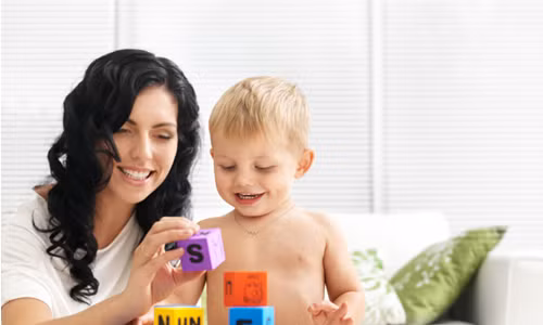 Việc giao cho trẻ một “nhiệm vụ” sẽ giúp bộ não hoạt động tốt và trẻ có thể nhớ lâu hơn. Ví dụ, bạn có thể kể cho trẻ nghe một câu chuyện, sau đó nói với trẻ rằng bé có nhiệm vụ kể lại câu chuyện này cho người ở nhà nghe. Khi đi đường, đi cầu thang, bạn cũng có thể cùng trẻ đếm số cây xanh hoặc số bậc cầu thang. Sau đó, hãy nói rằng trẻ phải nhớ vì lần sau bố hoặc mẹ sẽ hỏi lại. Mục đích của việc làm này chính là tạo ra sự hưng phấn giúp kích thích các dây thần kinh ở vỏ não. Khi có một nhiệm vụ rõ ràng, trẻ sẽ nhớ được lâu hơn.