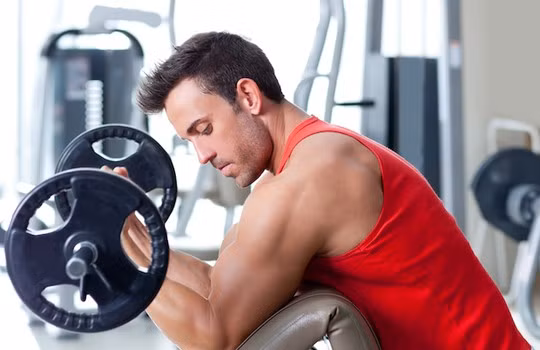 Đối phó với việc này thế nào? Nếu bạn tập tạ hay chống đẩy, hãy đeo dụng cụ bảo vệ. Những dụng cụ này bán rất nhiều ở nhà thuốc hoặc các cửa hàng đồ thể thao.