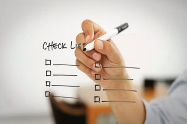 Lên danh sách món ăn. Hỏi tất cả mọi người trong gia đình xem món nào họ thích ăn nhất và lập ra danh sách. Những loại thức ăn này là nguồn thay thế tuyệt vời cho những món sẽ bị loại trong chế độ ăn mới. Hãy khuyến khích trẻ tự nêu ra những món ăn bổ dưỡng và bạn có thể kết hợp chúng với những món ưa thích của gia đình.